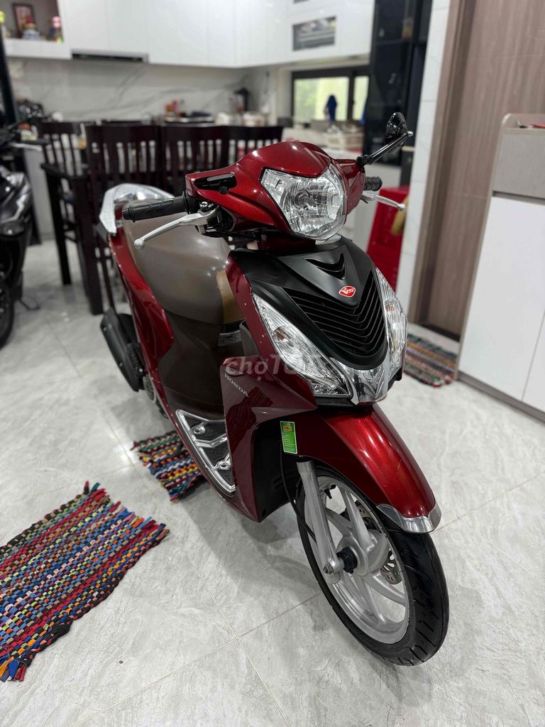 Honda Vision 2020 красного цвета