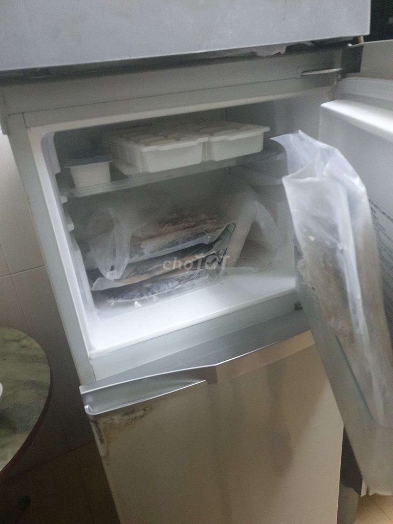 0917001525 - Tủ lạnh toshiba 250l dùng tốt, làm đá nhanh