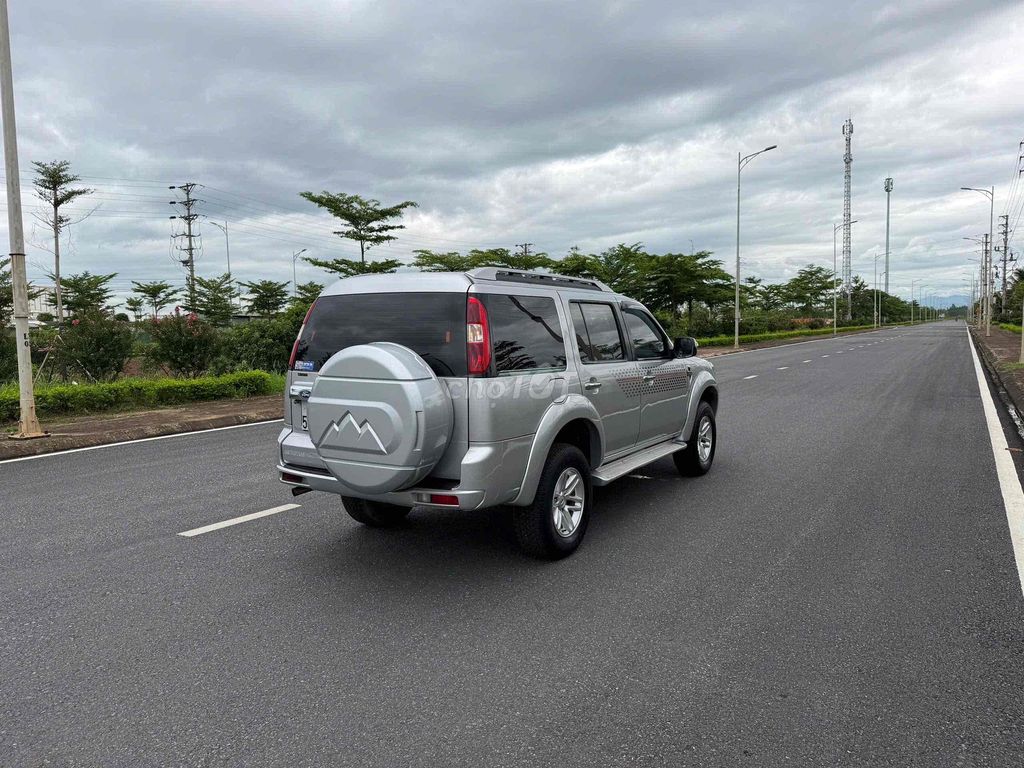 Ford Everest 2011 механикой Серебристый