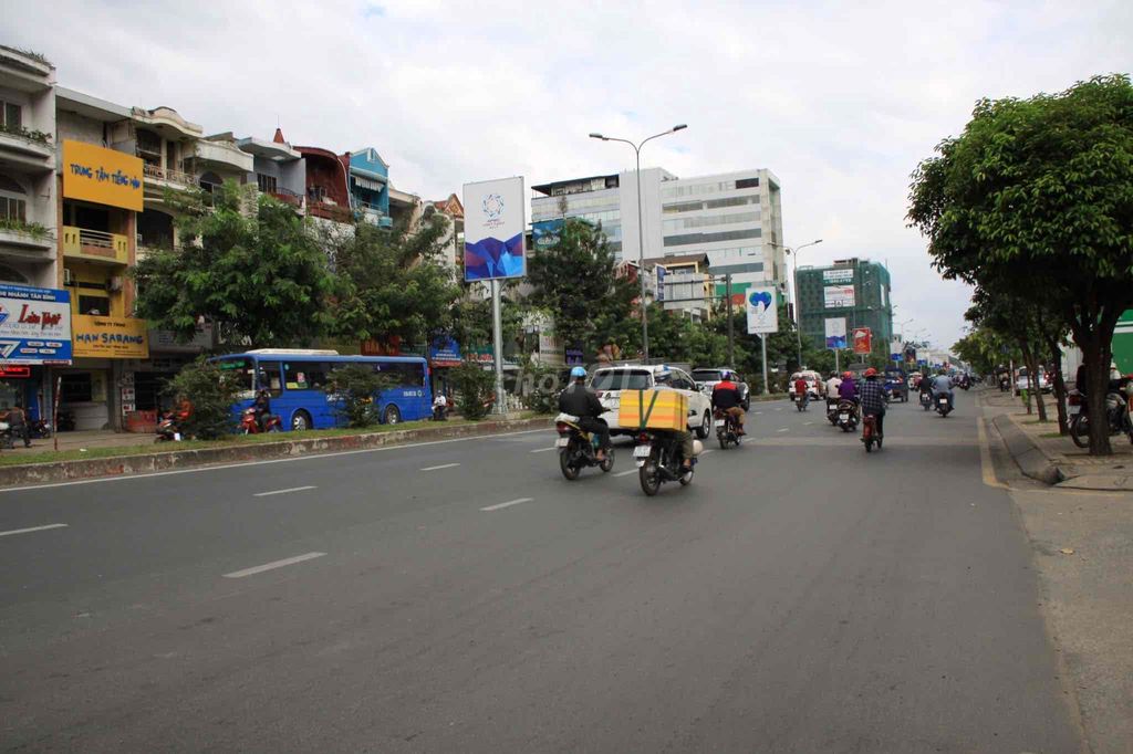 cho thuê nhà mặt tiền cộng hoà,thích hợp showroom