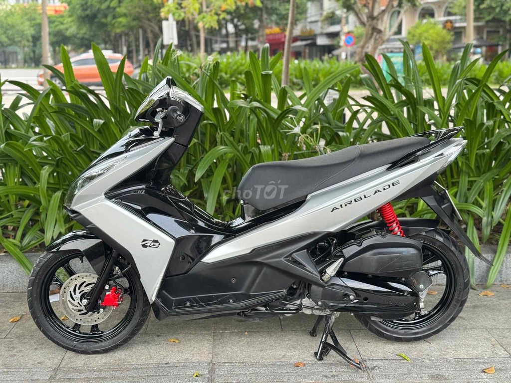 Airblade 125 2015 серебристый Porsche с городским номером от собственника