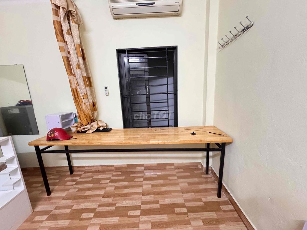 Bàn gỗ nâu 2m2 đơn giản. Mua bán Bàn ghế tại Quận Hoàng Mai Hà Nội được đăng bởi Đỗ Linh hình 1