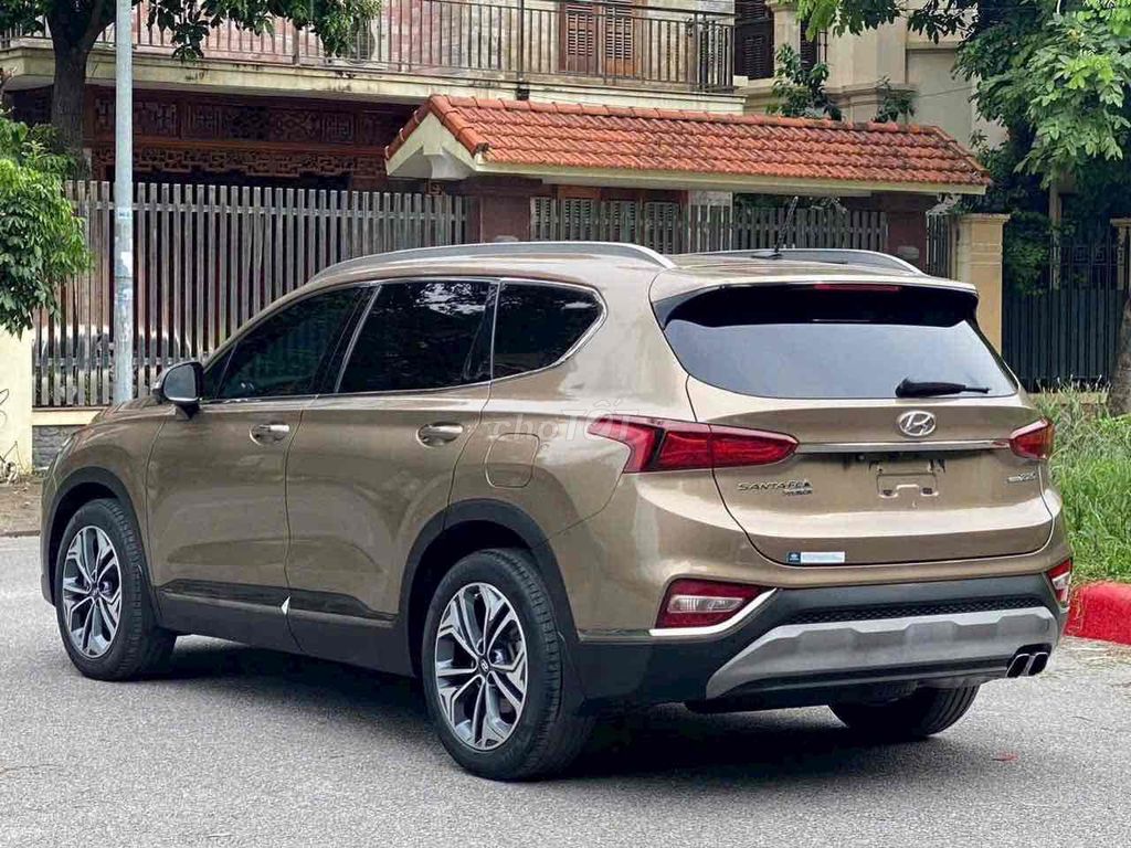 Hyundai SantaFe Premium 2.2D 2019 коричневый 7 мест