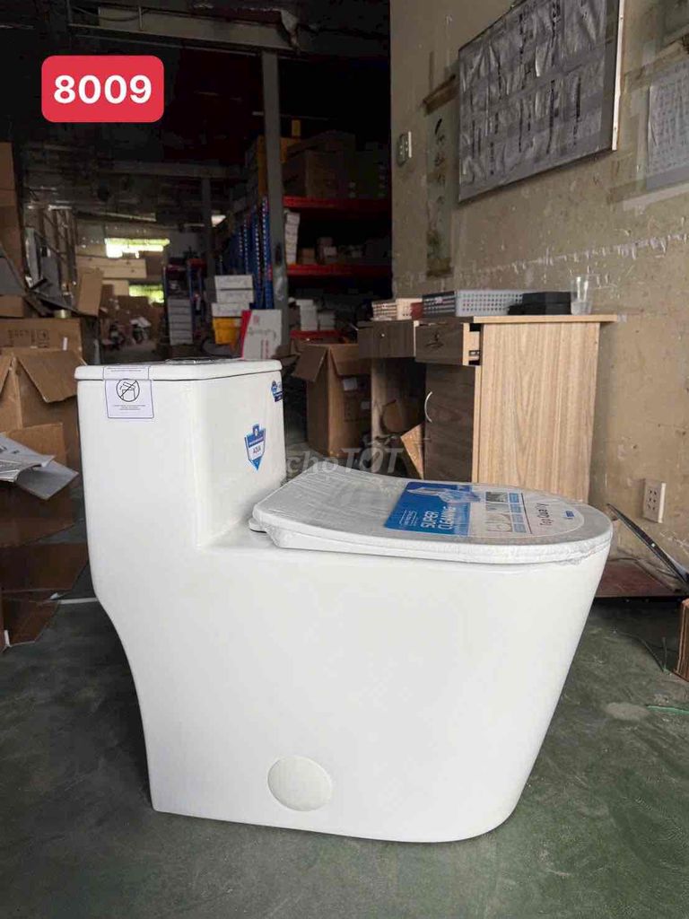 Bồn cầu Một khối Trắng Men sứ. Mua bán Thiết bị vệ sinh, nhà tắm tại Thành phố Thủ Đức Tp Hồ Chí Minh được đăng bởi Ngọc Vy hình 1