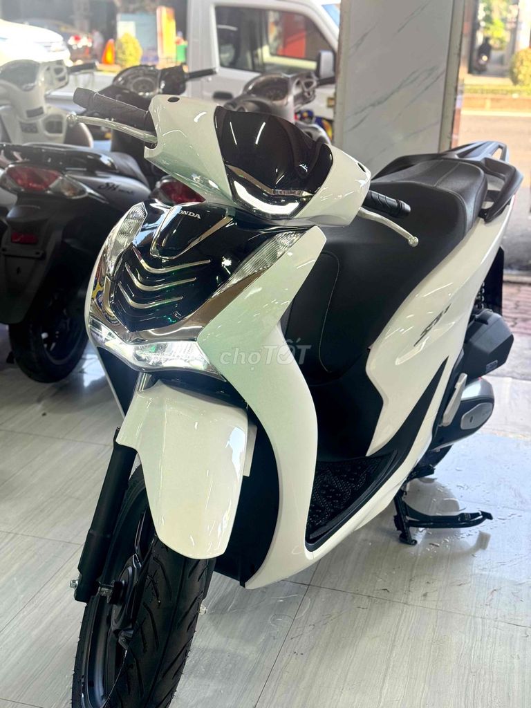 Honda SH 125i Trắng Zin êm. Mua bán Xe máy tại Thành phố Buôn Ma Thuột Đắk Lắk được đăng bởi Khánh Ng hình 1