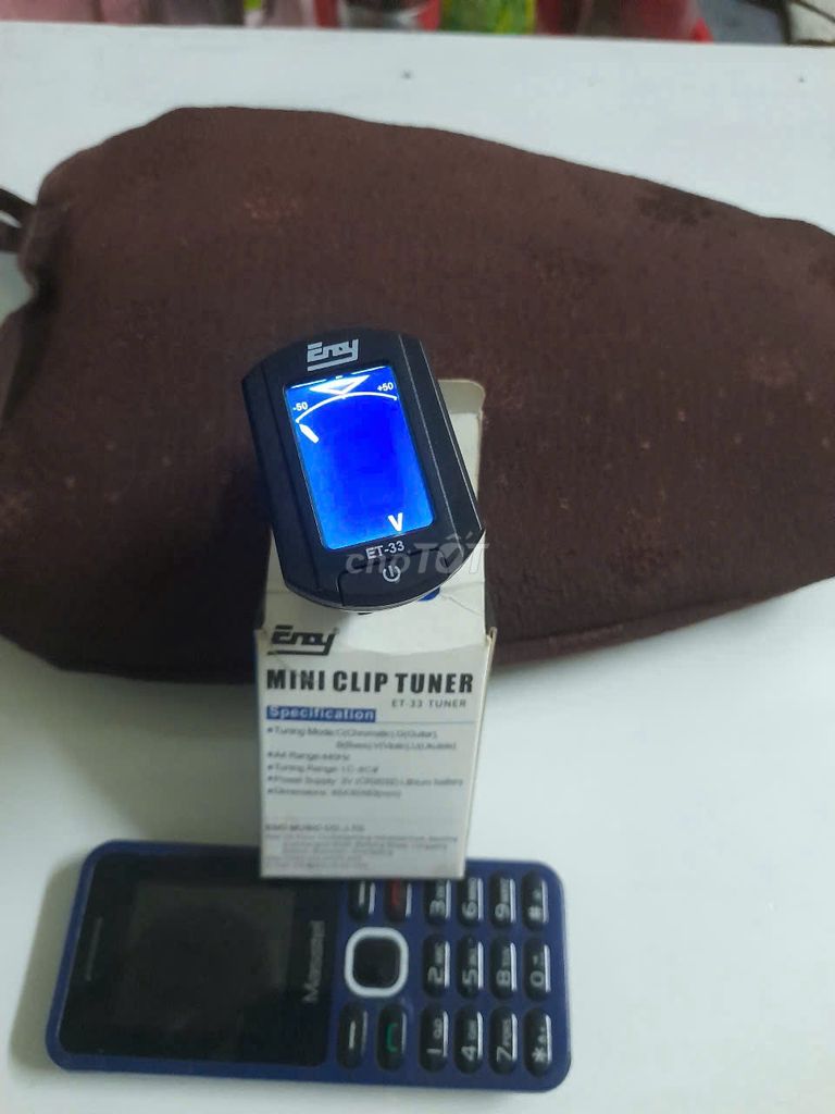 Dụng cụ chỉnh dây đàn ghi ta. Chạy bằng pin,