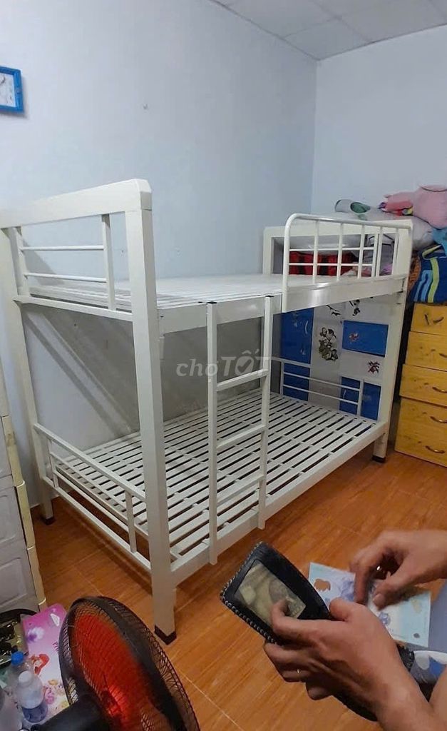 Giường 2 tầNg sắt.Hộp 4x8 cứNNG.Cáp cho NGười lớn