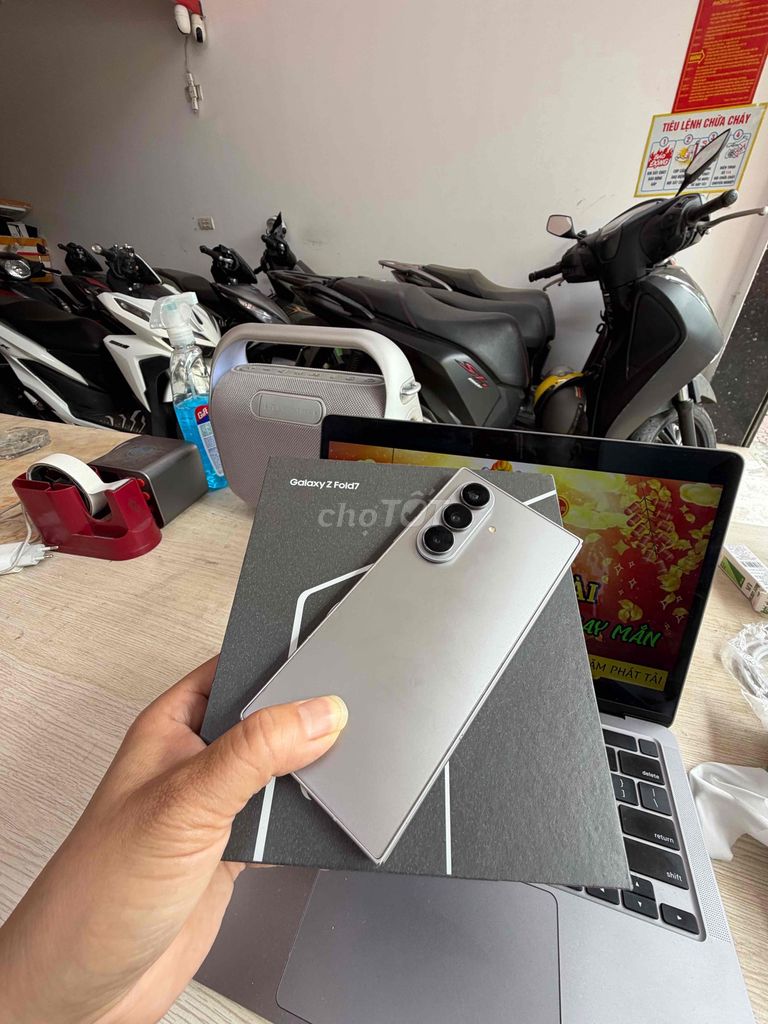 Samsung Galaxy Z Fold7 Bạc 99%. Mua bán Điện thoại tại Quận Long Biên Hà Nội được đăng bởi Long Châu hình 1