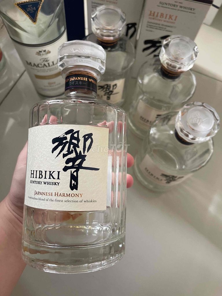 4 vỏ chai Hibiki + 1 vỏ Macallan