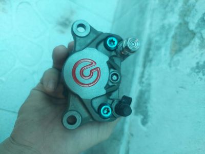 Phanh đĩa Brembo 2 pis đối xứng Xám. Mua bán Phụ tùng xe tại Quận 10 Tp Hồ Chí Minh được đăng bởi Hoá Nguyễn