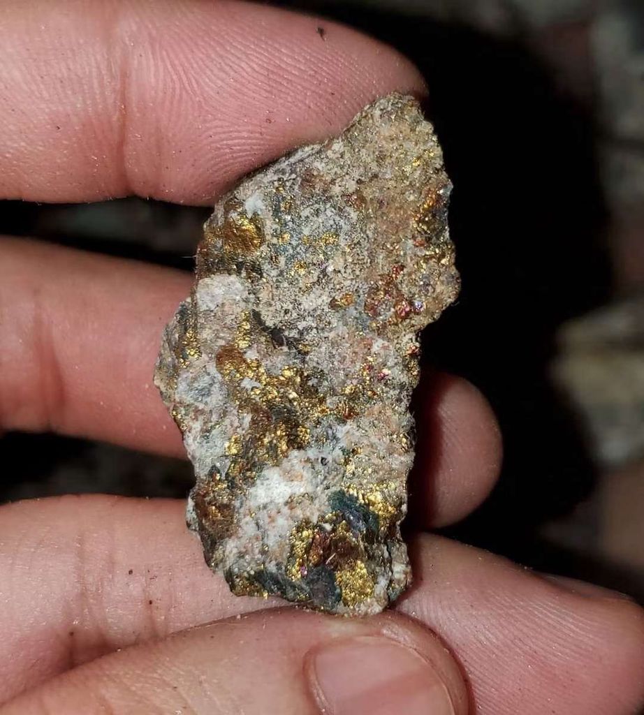 Đá pyrite vàng găm