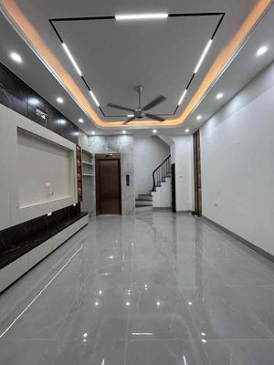Phố Bạch Mai, Thang máy, ngõ nông thông thoáng, lô góc 39m*5T.  7,5tỷ
