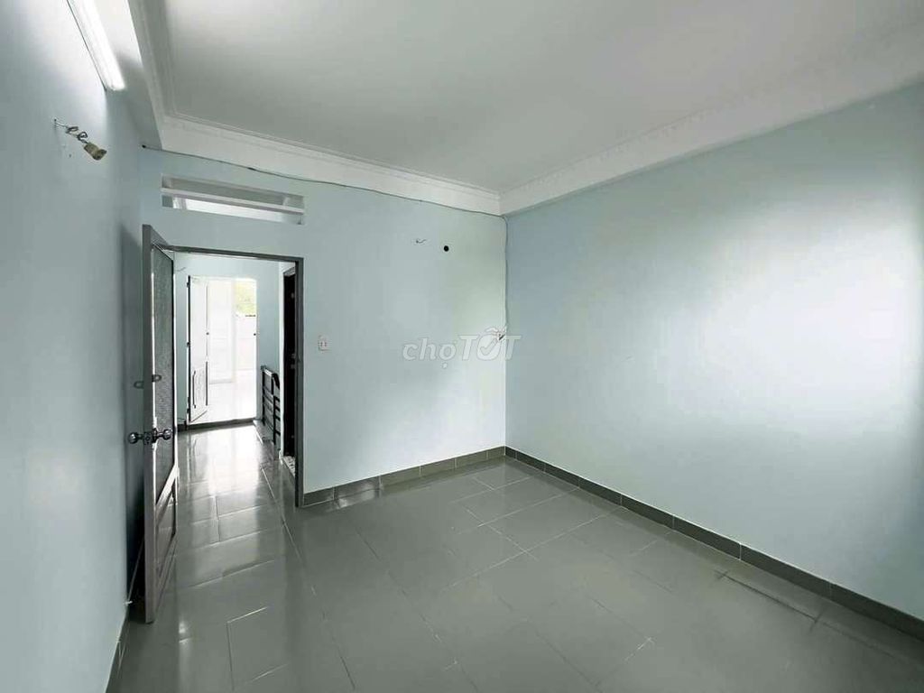 NHÀ PHAN VĂN TRỊ, 50M2, 3 TẦNG, 4P NGỦ, BÊN HÔNG CÓ SÂN CHUNG THOÁNG