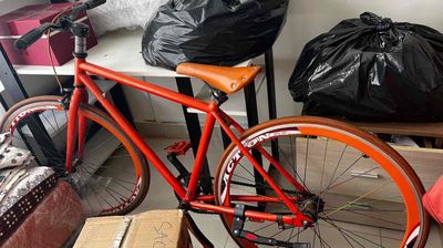 Xe đạp Fixed Gear màu cam còn sử dụng tốt