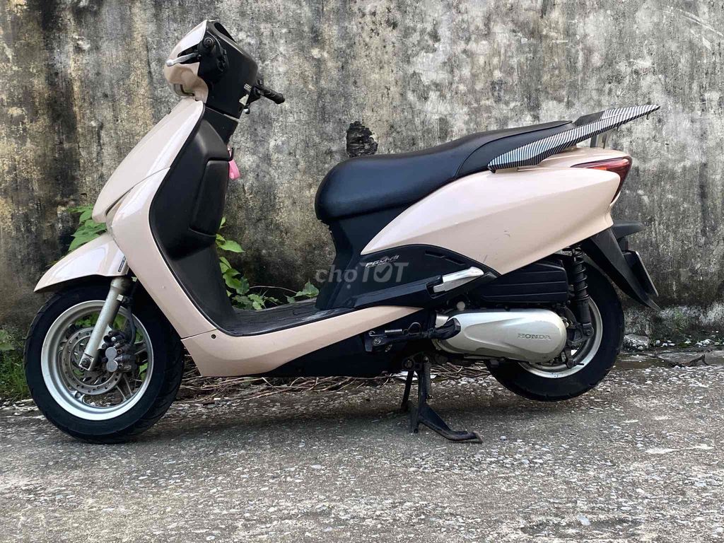 Honda Lead цвета песочное золото Ханой