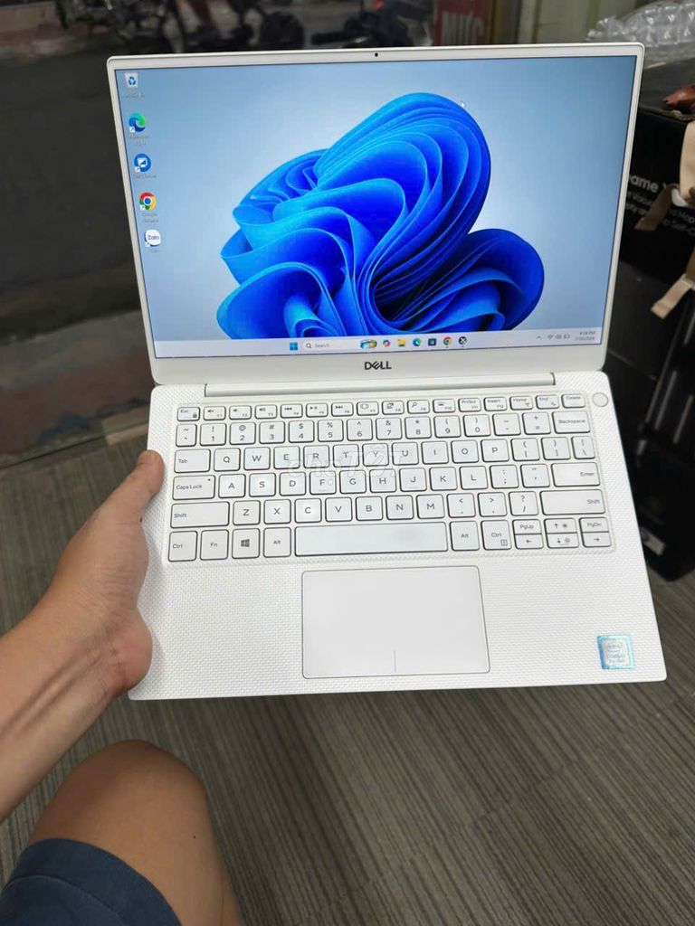 Dell XPS 9380 Core i7-8 Trắng bạc Like New. Mua bán Laptop tại Quận Bắc Từ Liêm Hà Nội được đăng bởi Thien Nguyen hình 1