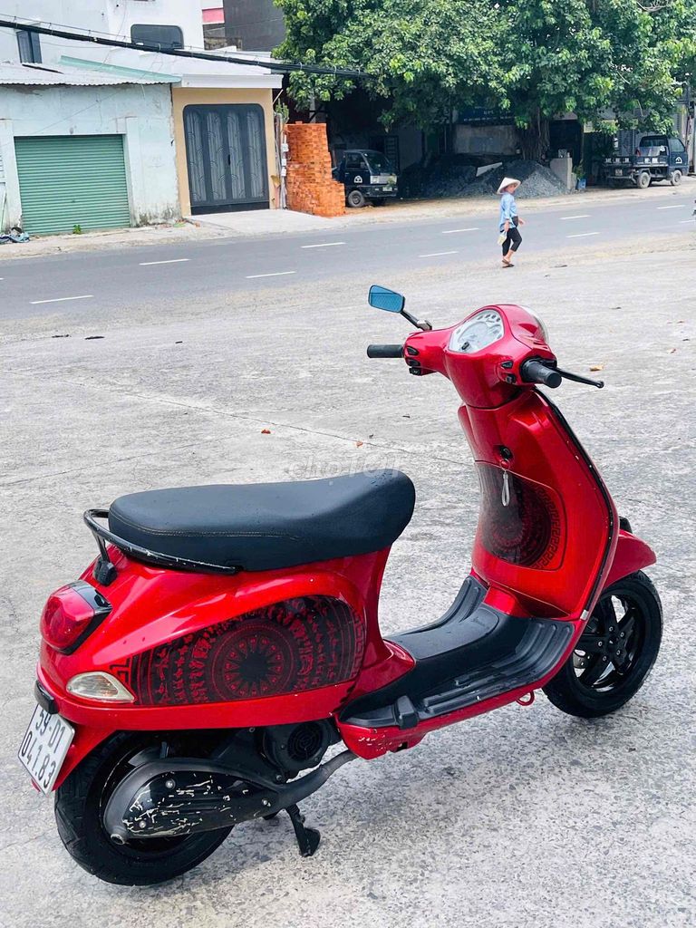 Красный самокат Piaggio Vespa с гладким цинком