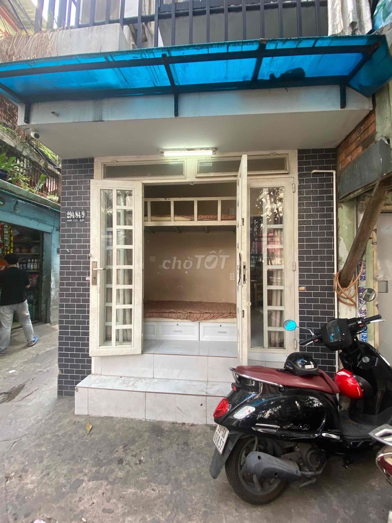 Phòng riêng 2 người - Máy lạnh - Đồng hồ điện riêng - Ngã tư hàng xanh