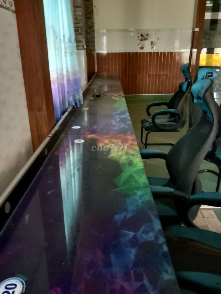 Bàn ghế chơi game Kính Đa sắc. Mua bán Bàn ghế tại Thành phố Trà Vinh Trà Vinh được đăng bởi thanh thuý hình 1