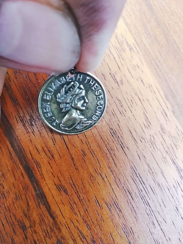 Sở thích sưu tầm: Mặt xu in nổi Nữ hoàng Elizabeth. Mua bán Sở thích khác tại Quận Ninh Kiều Cần Thơ được đăng bởi Shop Tứ Quí hình 1