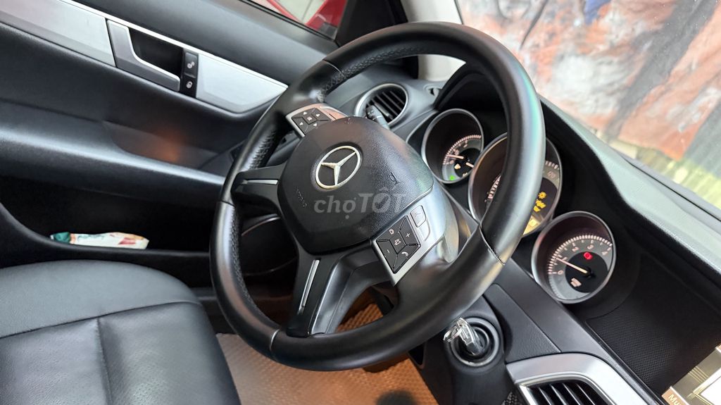 Mercedes-Benz C200 2011 Đỏ. Mua bán Ô tô tại Quận Tây Hồ Hà Nội được đăng bởi Nam hình 6