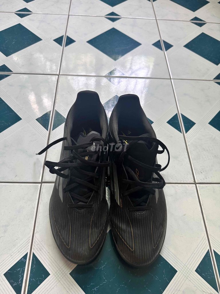 Giày đá banh Adidas Nam Sân cỏ nhân tạo. Mua bán Đồ thể thao, Dã ngoại tại Quận Hải Châu Đà Nẵng được đăng bởi Trần Quốc Vương hình 1