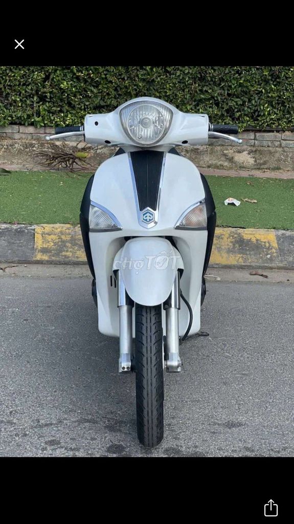 Белый скутер Piaggio Liberty