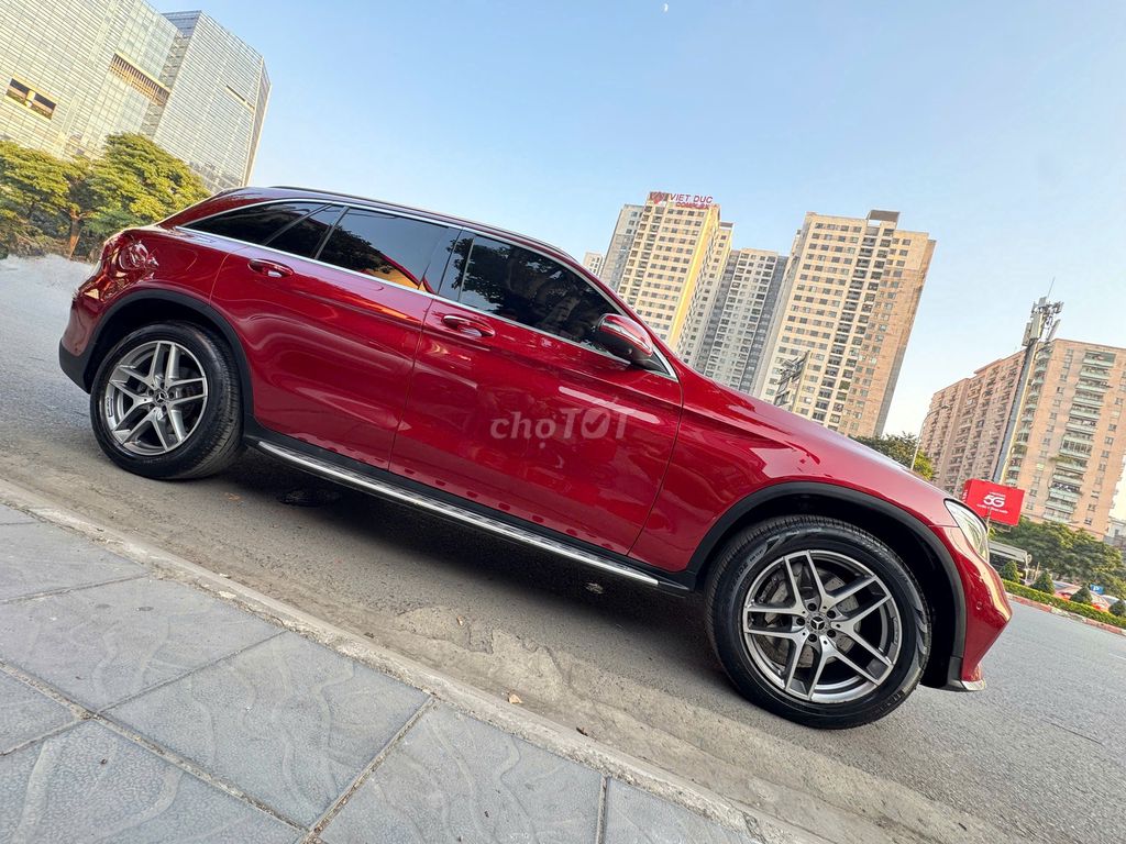 Mercedes GLC300 2018 model 2019 màu đỏ. Mua bán Ô tô tại Quận Thanh Xuân Hà Nội được đăng bởi Nguyễn Tuấn Hoàng hình 8