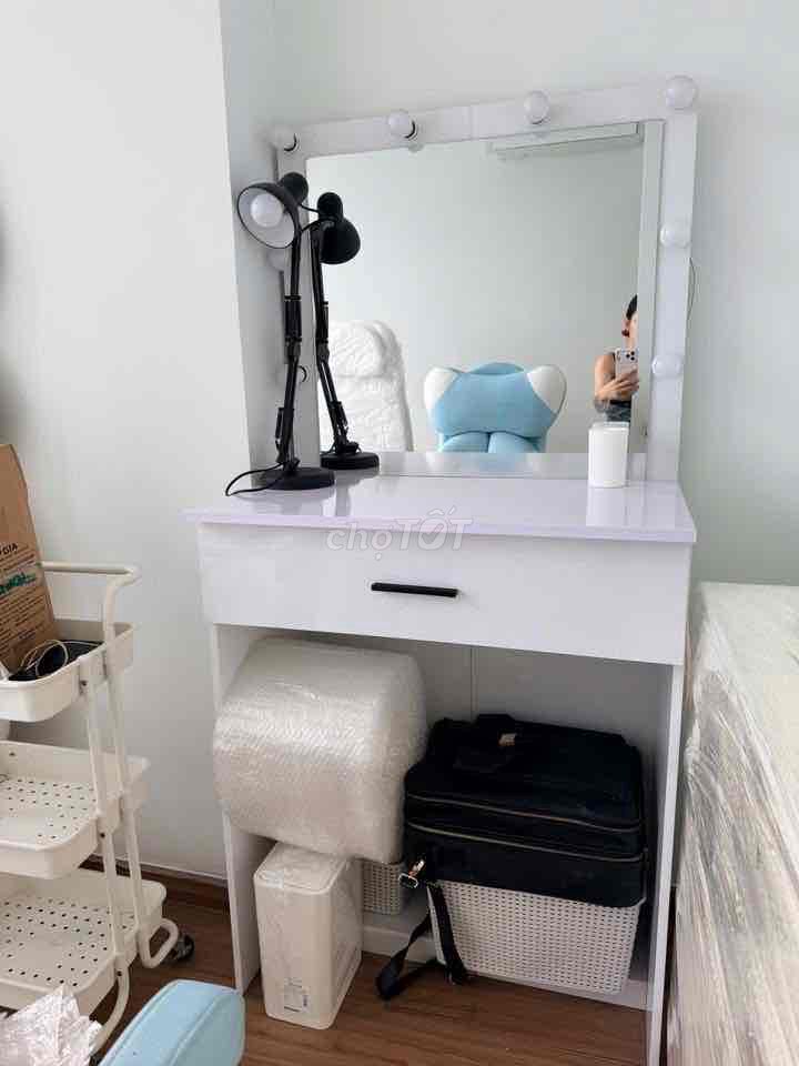 Bàn trang điểm Nhựa Đài Loan Trắng. Mua bán Bàn ghế tại Quận 7 Tp Hồ Chí Minh được đăng bởi Tường Vy Đỗ Nguyễn hình 1