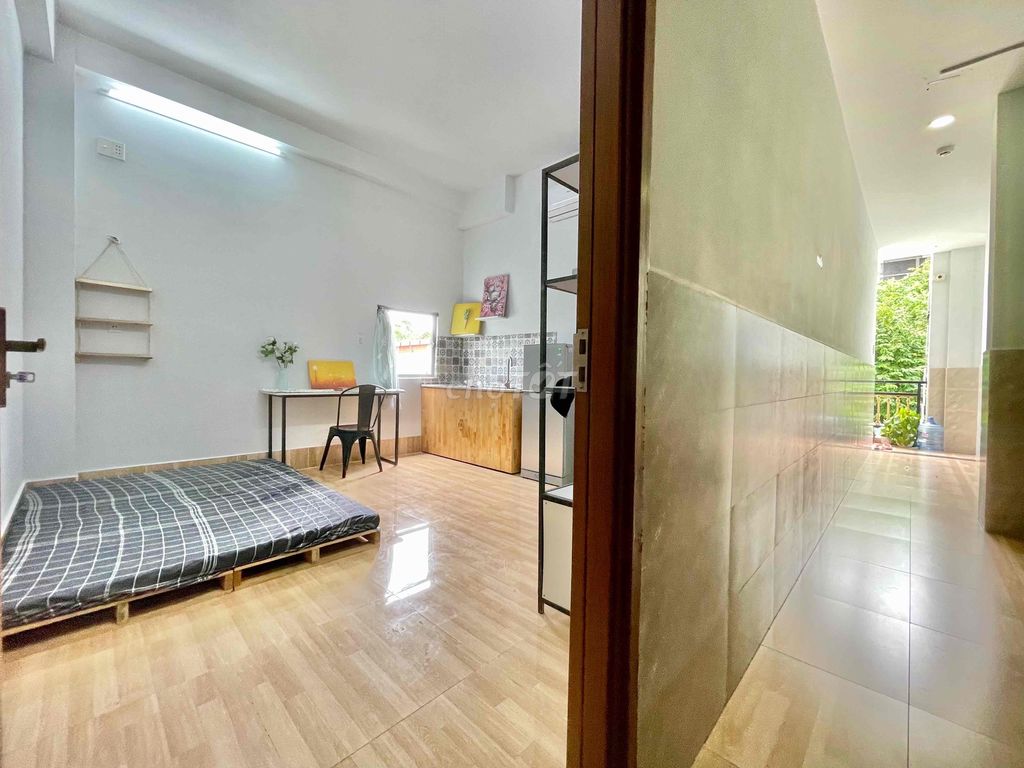 TRỐNG CĂN STUDIO CỬA SỔ GẦN SÂN BAY