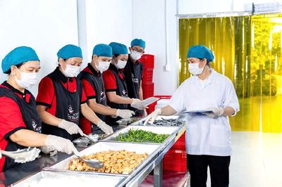 Nhân viên phục vụ bao ăn ở