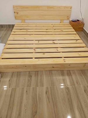 giường pallet gỗ thông giá từ 450k, nệm cao su no
