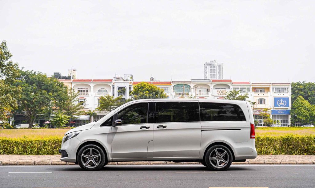 Mercedes V250 Luxury 2021 xe 7 chỗ màu trắng. Mua bán Ô tô tại Quận 7 Tp Hồ Chí Minh được đăng bởi Dương Phương hình 7