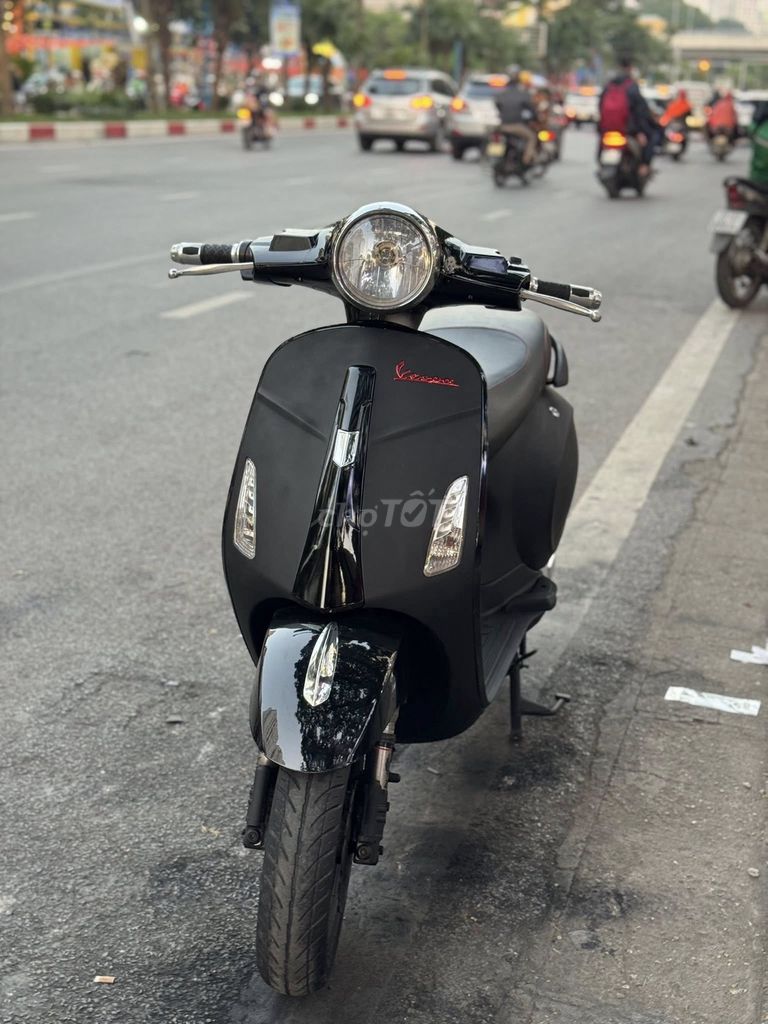 Vespa đen nhám e về nhiều. Mua bán Xe điện tại Quận Cầu Giấy Hà Nội được đăng bởi Xe Điện 257 Hoàng Quốc Việt  hình 3