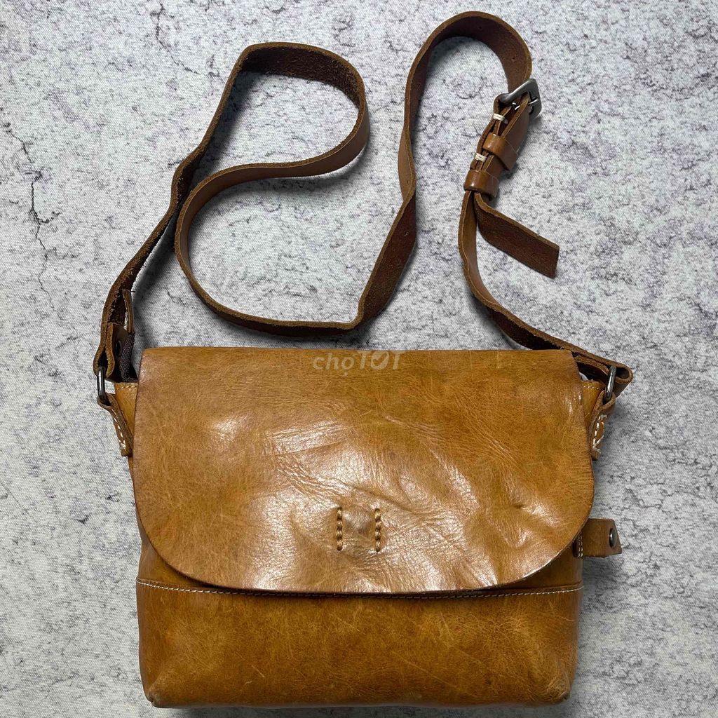 Túi đeo chéo Unisex Da thật Nâu. Mua bán Túi xách tại Quận Liên Chiểu Đà Nẵng được đăng bởi BoarVintage  hình 1