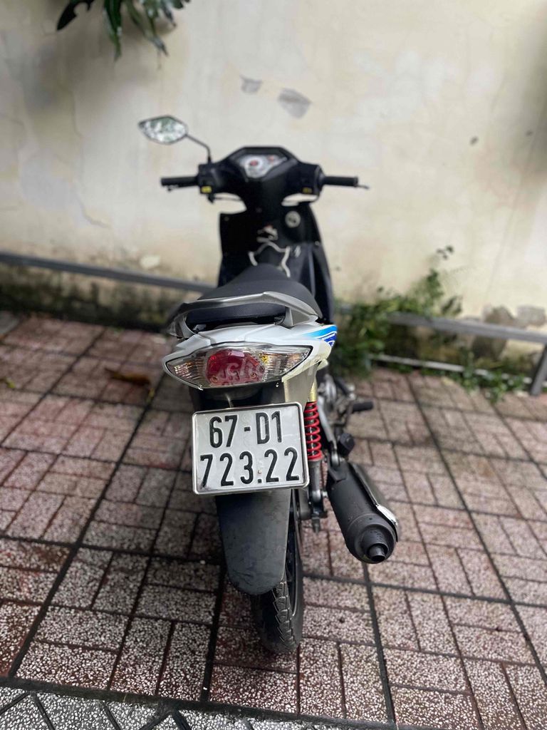 Suzuki Axelo импортный бело-сине-красный