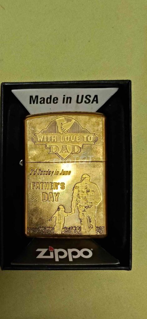 Zippo chủ đề: “ FATHER’ DAY” full box.. Mua bán Đồ sưu tầm, đồ cổ tại Quận Liên Chiểu Đà Nẵng được đăng bởi Ý Phan chuyên si Nhật Thuỵ Vintage hình 1