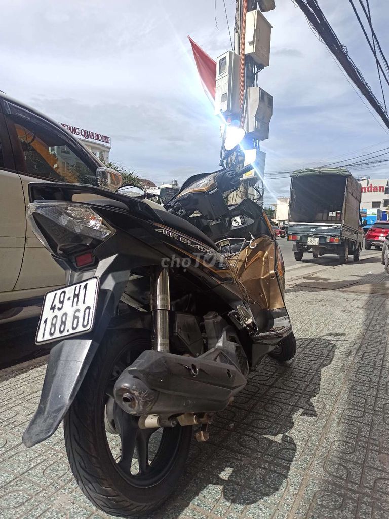 Honda Air Blade Vàng đồng Thể thao. Mua bán Xe máy tại Thành phố Đà Lạt Lâm Đồng được đăng bởi Trần Thu hình 5