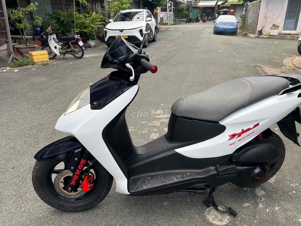 Honda Dylan 150cc черно-белый с городской регистрацией
