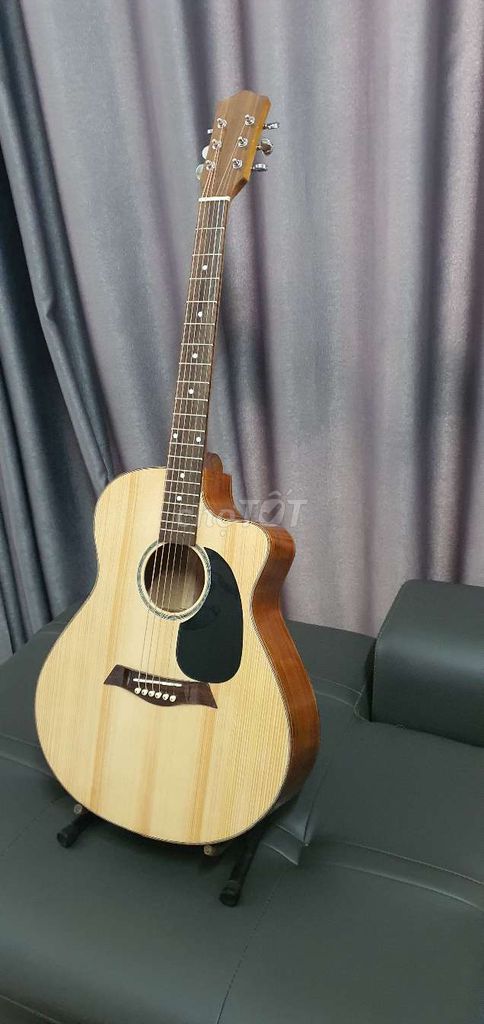 Guitar gỗ sồi mới giá rẻ
