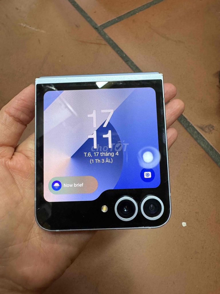 Samsung Galaxy Z Flip6 256GB Bạc. Mua bán Điện thoại tại Quận 8 Tp Hồ Chí Minh được đăng bởi Thuý Còi hình 1