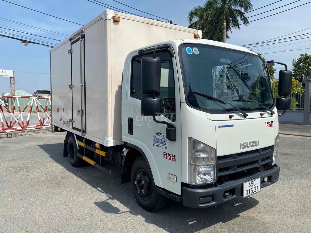 xe tải Isuzu QKR230 đời 2022 mới đi 2.690km chuẩn