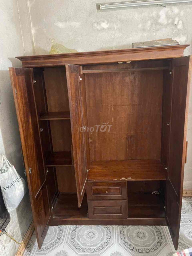 Tủ quần áo gỗ 3 cánh màu nâu đã sử dụng. Mua bán Tủ, kệ gia đình tại Quận Hoàng Mai Hà Nội được đăng bởi HuY ĐặnG hình 1