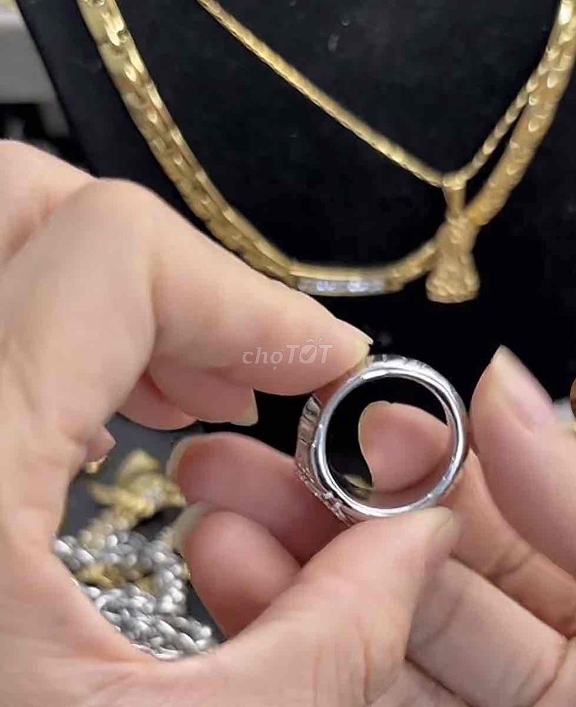 Nhẫn Unisex Vàng AU750 Bạc size 8. Mua bán Phụ kiện thời trang khác tại Thành phố Buôn Ma Thuột Đắk Lắk được đăng bởi Ngọc Thảo hình 1