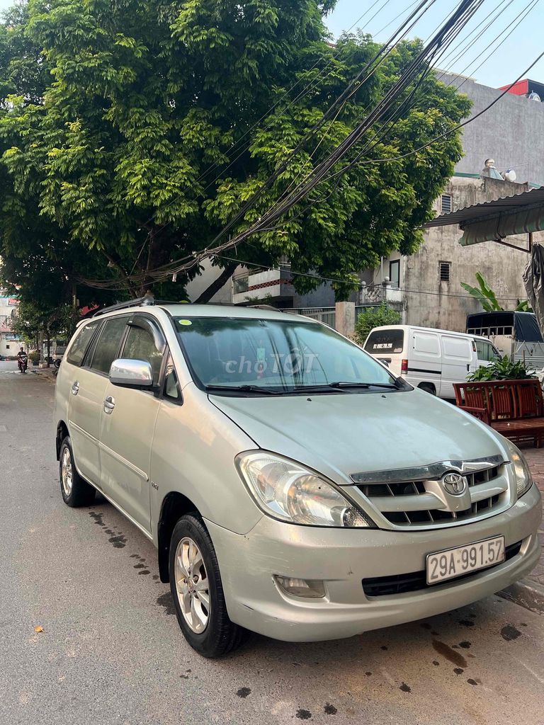 Серебряная колода Toyota Innova 2007.
