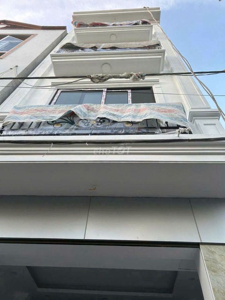 4-этажный дом с полосой движения, припаркованная машина возле TT Тхань Три