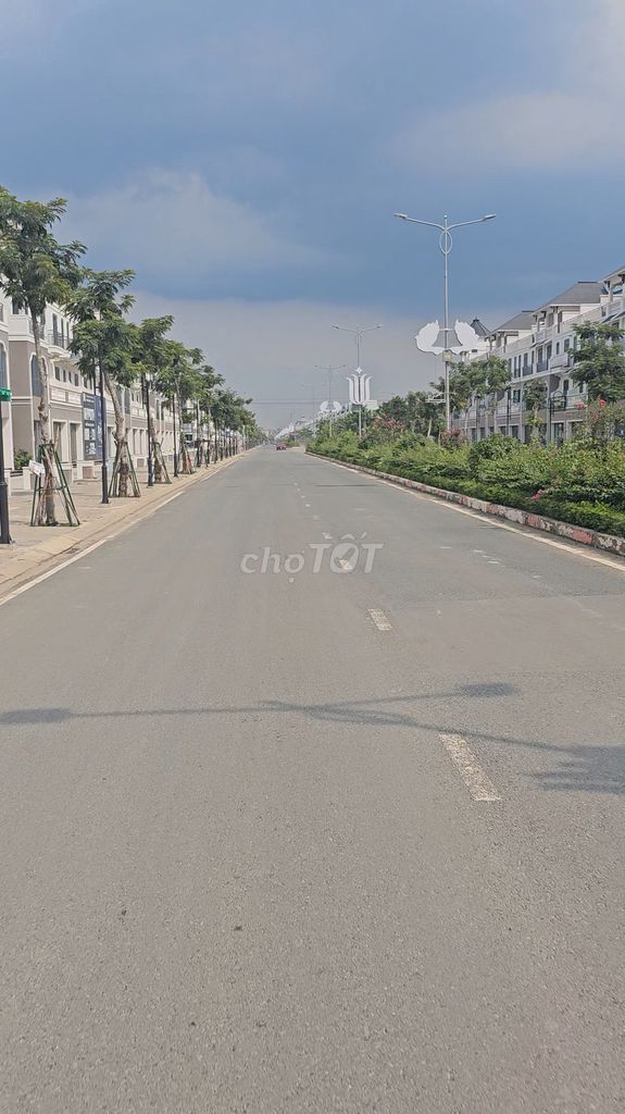 Trời mây mưa gió bão bùng, Anh ơi miếng đất đẹp khùng đẹp điên. Mua bán đất tại Huyện Đức Hòa Long An được đăng bởi Nguyễn Vĩnh Khang hình 3