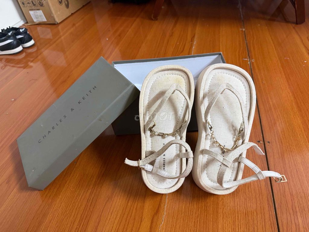 Sandal Charles & Keith Nữ Kem Thanh lịch size 35. Mua bán Giày dép tại Quận 3 Tp Hồ Chí Minh được đăng bởi An hình 1