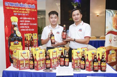 Bộ quà 02 chai nước mắm cốt nhĩ Phú Quốc. Mua bán Đồ ăn, thực phẩm và các loại khác tại Huyện Hóc Môn Tp Hồ Chí Minh được đăng bởi Nước mắm truyền thống Chú Bảy Phú Quốc 