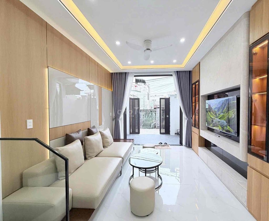Nhà 2 tầng - Hẻm xe hơi - Phạm Văn Đồng
